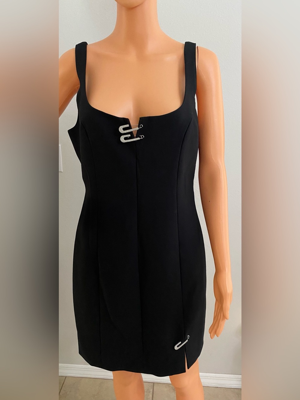 NEW CINQ A SEPT BLACK SLEEVELESS MINI DRESS WITH OVERSIZED BLING SAFETY PINS - Picture 7 of 16